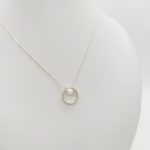 Sárga arany modern nyaklánc gyöngy medállal