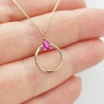 Sárga arany nyaklánc piros kővel