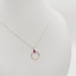 Sárga arany nyaklánc piros kővel