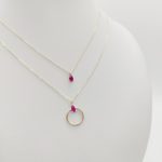 Sárga arany nyaklánc piros kővel