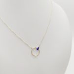 Sárga arany nyaklánc kék kővel