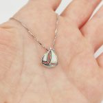 Ezüst nyaklánc kis opál vitorlás medállal