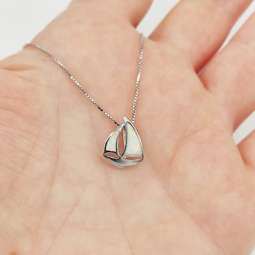 Ezüst nyaklánc kis opál vitorlás medállal