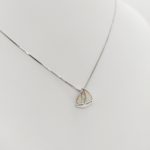 Ezüst nyaklánc kis opál vitorlás medállal