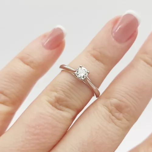 Fehér arany gyűrű gyémánttal