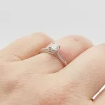 Fehér arany gyűrű gyémánttal