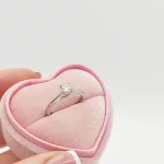 Fehér arany gyűrű gyémánttal