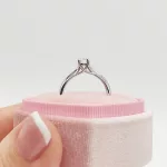 Fehér arany gyűrű gyémánttal