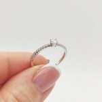 Fehér arany gyűrű gyémánttal