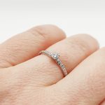 Fehér arany gyűrű gyémánttal