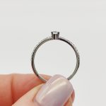 Fehér arany gyűrű gyémánttal