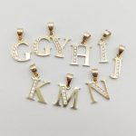 Arany "M" betű medál