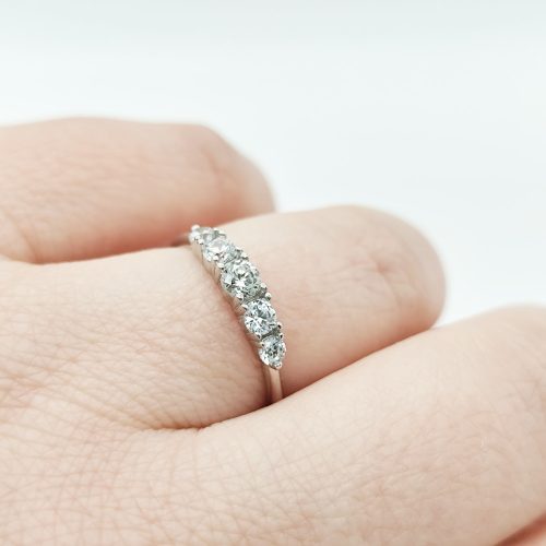 Fehér arany szikrázó gyűrű cirkóniákkal