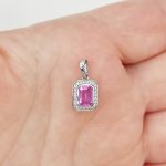 Arany medál pink zafírral és gyémánttal