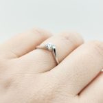 Fehér arany gyűrű egy kővel