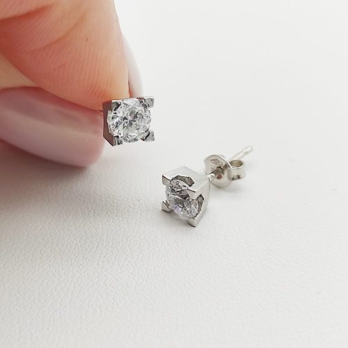 Fehér arany egy köves fülbevaló