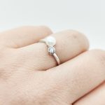 Fehér arany gyűrű gyönggyel és cirkóniával