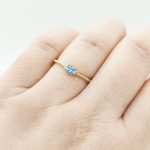 Sárga arany gyűrű kék kővel