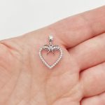 Fehér arany masnis szív medál