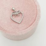 Fehér arany masnis szív medál