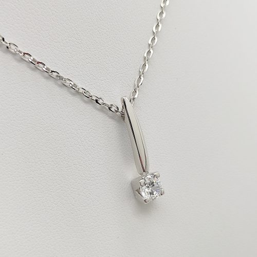 Fehér arany elegáns nyaklánc egy köves medállal