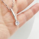 Fehér arany elegáns nyaklánc egy köves medállal