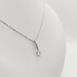 Fehér arany elegáns nyaklánc egy köves medállal