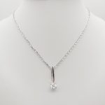 Fehér arany elegáns nyaklánc egy köves medállal