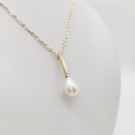 Sárga arany nyaklánc tenyésztett gyöngy medállal