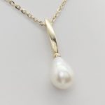 Sárga arany nyaklánc tenyésztett gyöngy medállal