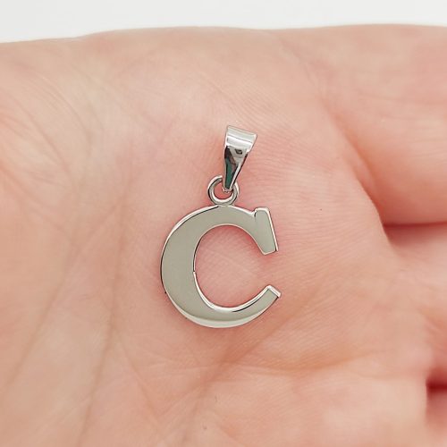 Fehér arany "C" betű medál kő nélkül