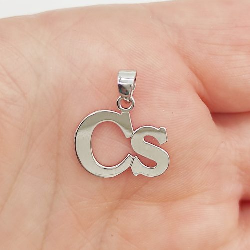 Fehér arany "CS" betű medál kő nélkül