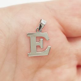 Fehér arany "E" betű medál kő nélkül