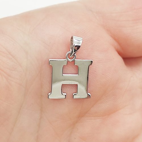 Fehér arany "H" betű medál kő nélkül