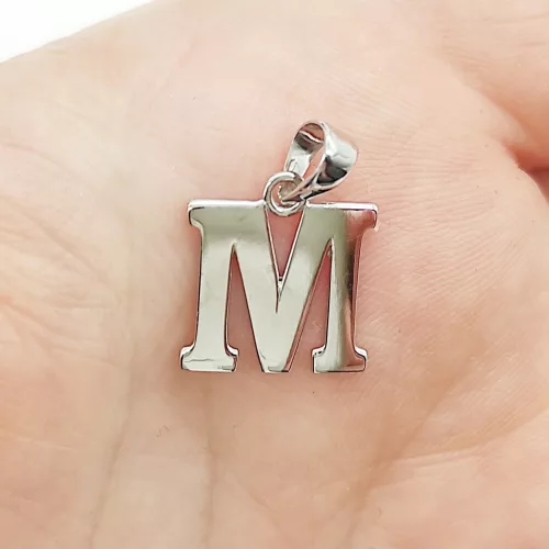 Fehér arany "M" betű medál kő nélkül
