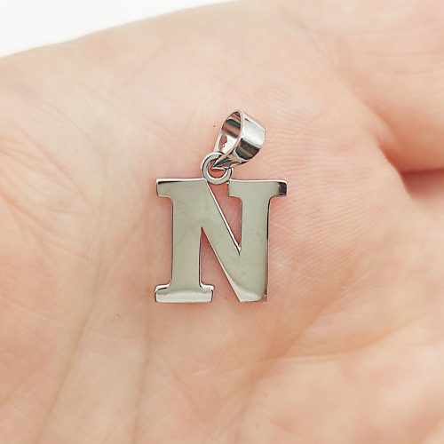 Fehér arany "N" betű medál kő nélkül