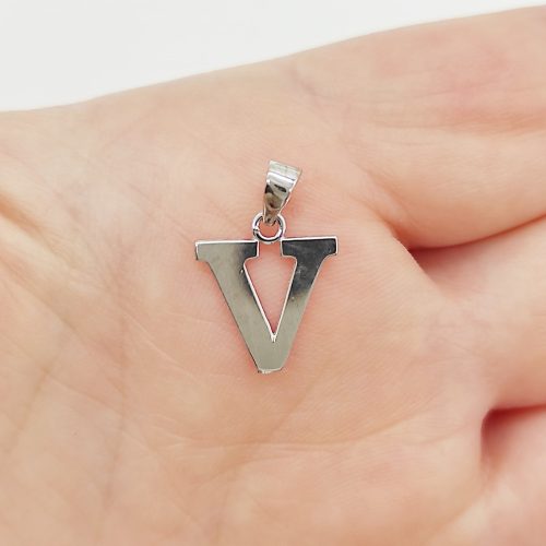 Fehér arany "V" betű medál kő nélkül