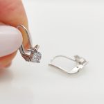 Fehér arany egy köves fülbevaló