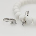 Fehér arany egy köves fülbevaló