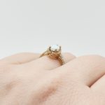 Sárga arany gyűrű fehér opállal