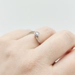 Fehér arany hullámos gyűrű egy kővel