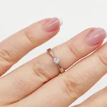 Fehér arany gyűrű gyémánttal