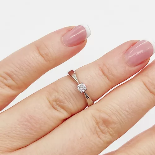 Fehér arany gyűrű gyémánttal