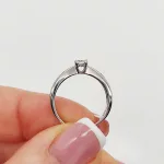 Fehér arany gyűrű gyémánttal