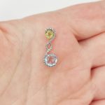 Arany medál peridottal, kék topázzal, gyémánttal