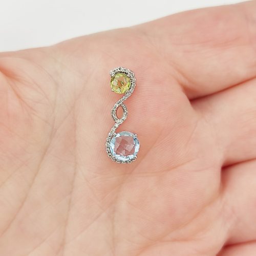 Arany medál peridottal, kék topázzal, gyémánttal