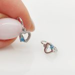 Fehér arany szívecske fülbevaló kék kővel