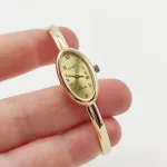 Sárga arany ovális számlapú karperec óra