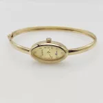 Sárga arany ovális számlapú karperec óra