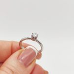 Fehér arany egy köves gyűrű